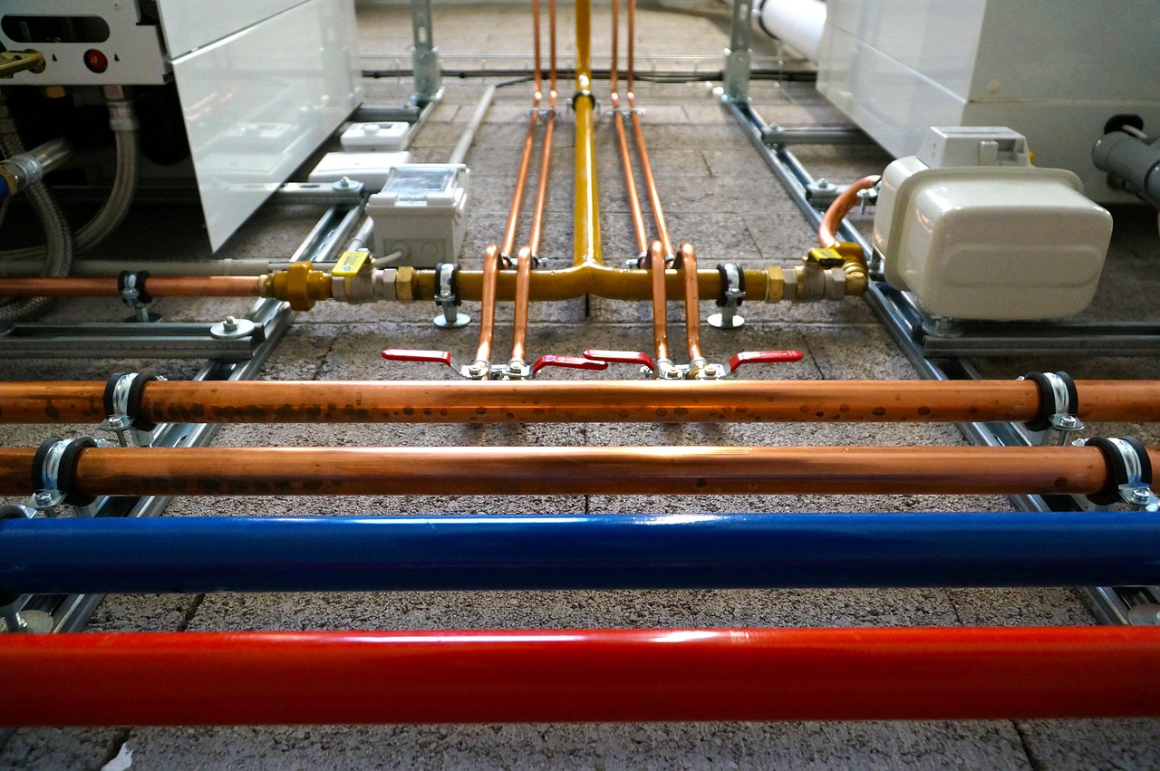 Salle de bain après travaux : meuble double vasque suspendu, mitigeurs chromés et miroir LED posés par M. Bonvarlet